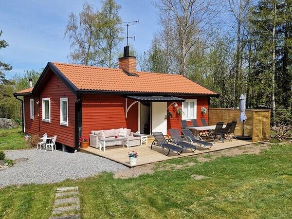 Sommarstuga - Fritidshus med stor tomt, vid sj