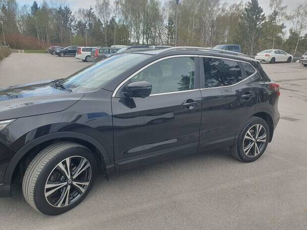 Fordon - Svart Nissan Quashqai 