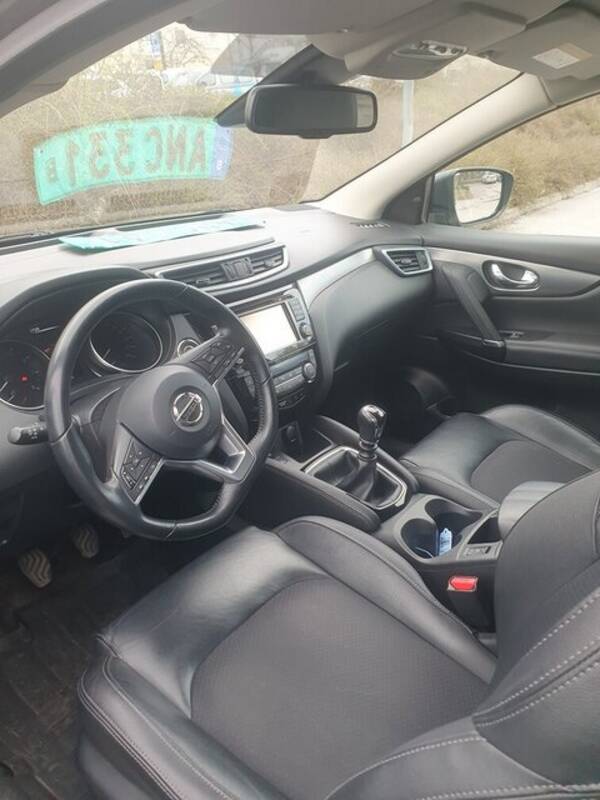 Fordon - Svart Nissan Quashqai 