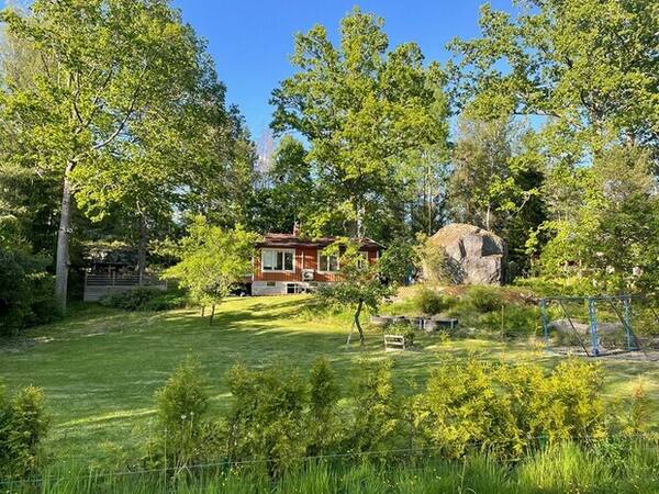 Sommarstuga - Orangea sommarstugan utanfr Malmkping 