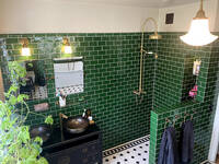 Grönt badrum med bronsdetaljer Grönt badrum med bronsdetaljer