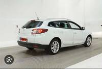 Vit bil med dragkrok  Vit bil med dragkrok