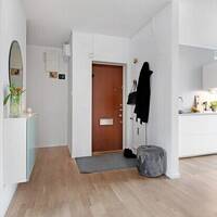 Ljus gavellägenhet med tre sovrum.