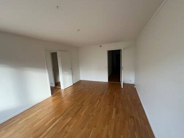 Lägenhet - Stor Lägenhet i Tyresö Centrum 