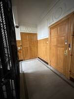 Två av tre entré dörrar