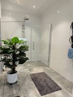 Dusch/toalett vid master bedroom 