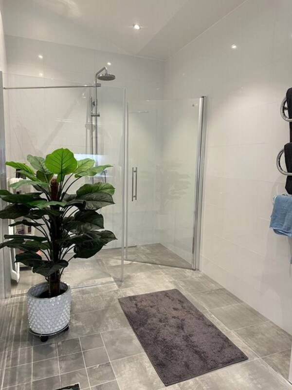 Hus - Dusch/toalett vid master bedroom 