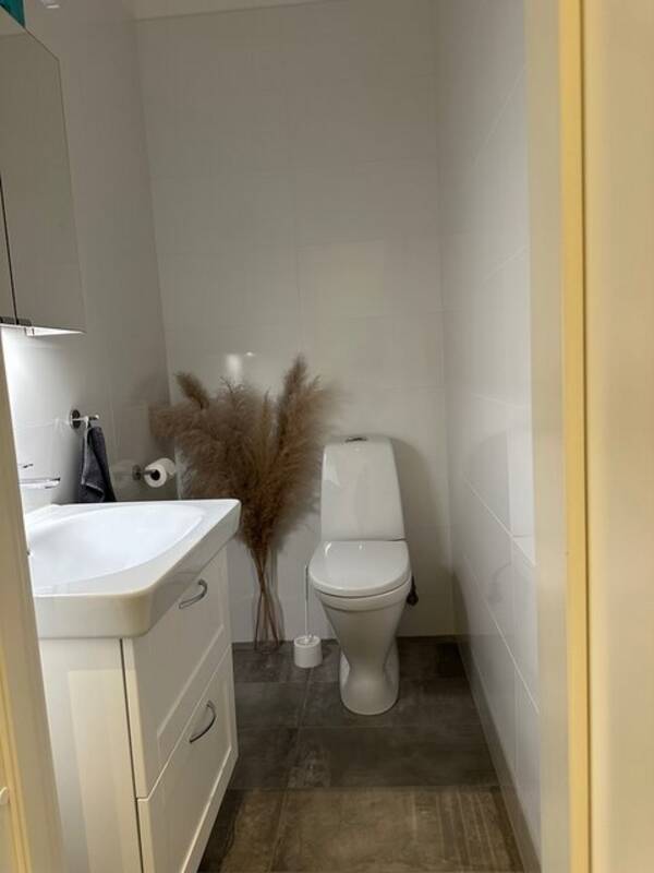 Hus - Dusch/toalett vid master bedroom 