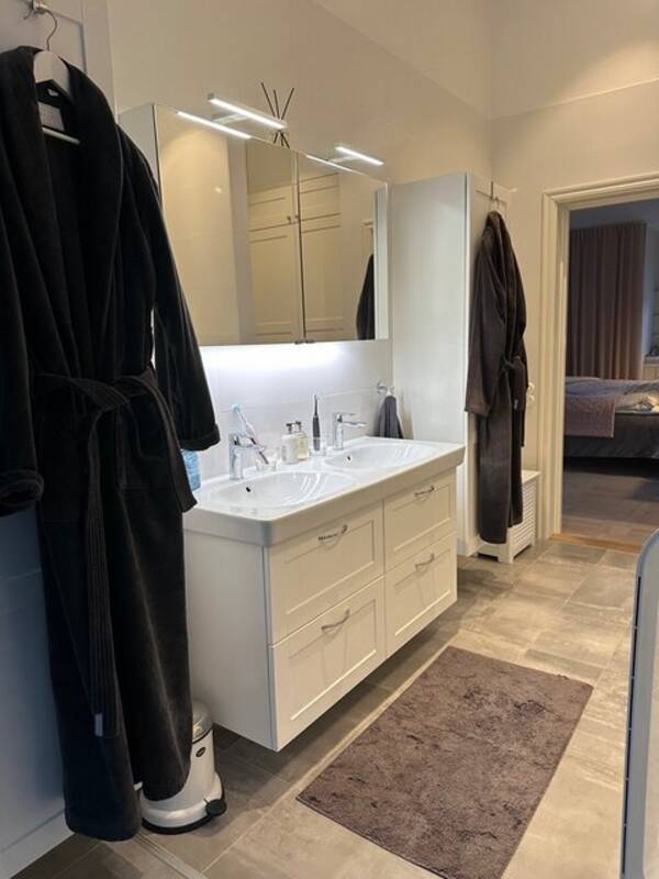 Hus - Dusch/toalett vid master bedroom 