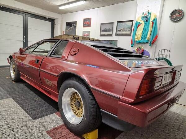 Fordon - Hgerstyrd Lotus Esprit Turbo 1985