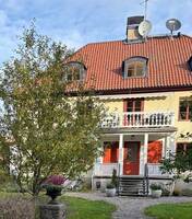 Våningsplan med balkong i stort hus 