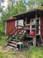 Liten stuga i Skogsby .