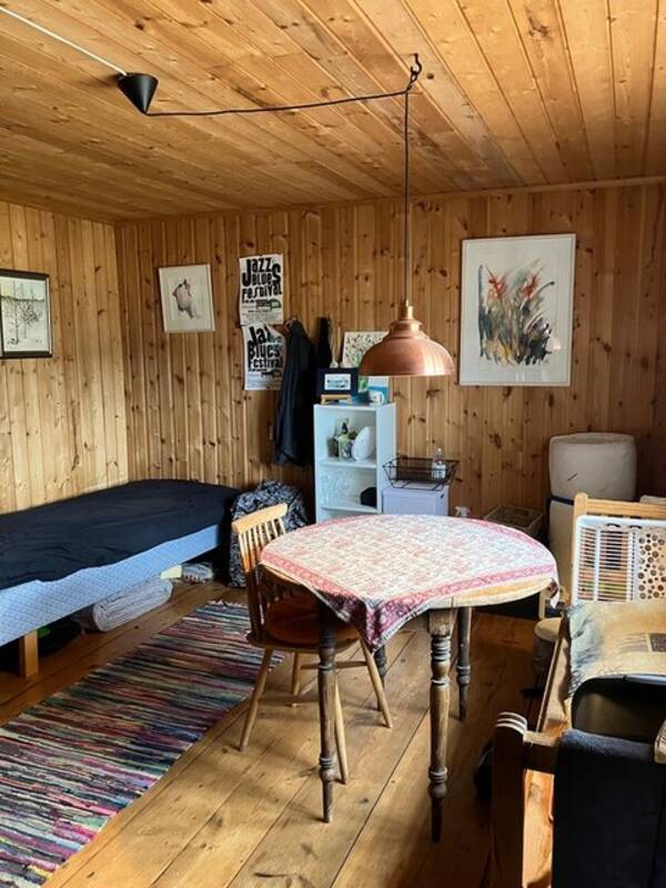 Sommarstuga - Liten stuga i Skogsby .