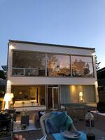 Hus med öppen planlösning och stora föns