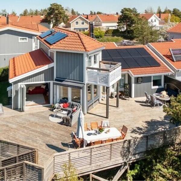 Hus - hus med stor altan och utsikt över skog 