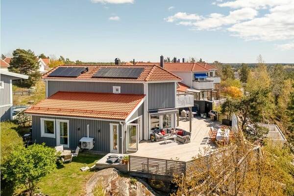 Hus - hus med stor altan och utsikt över skog 