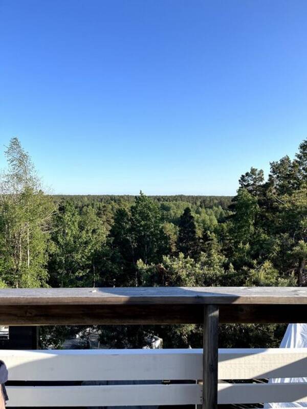 Hus - hus med stor altan och utsikt över skog 