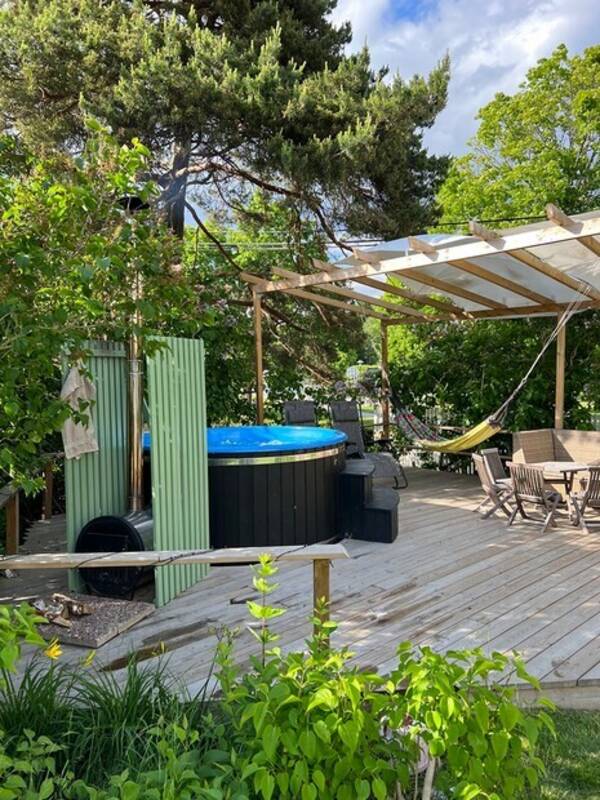 Hus - Tomt med badtunna mm