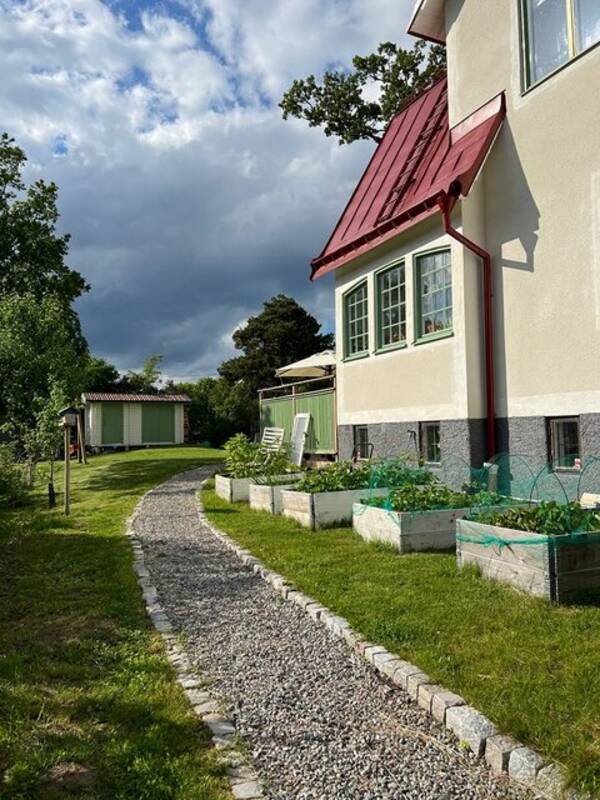 Hus - Tomt med badtunna mm