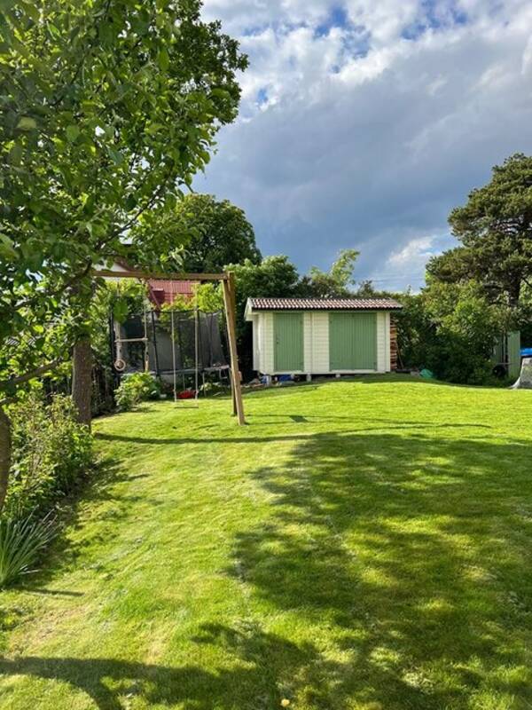 Hus - Tomt med badtunna mm