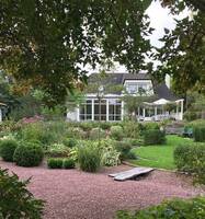 Villa i Österåker med stor uppvuxen träd