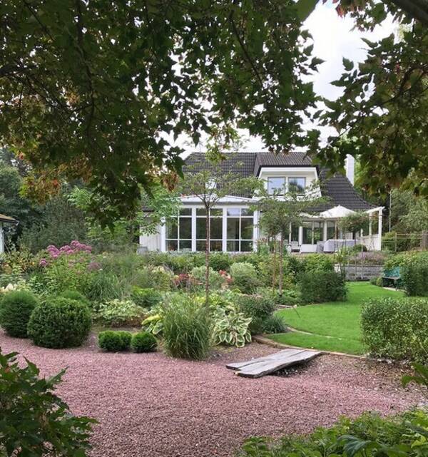 Hus - Villa i Österåker med stor uppvuxen träd