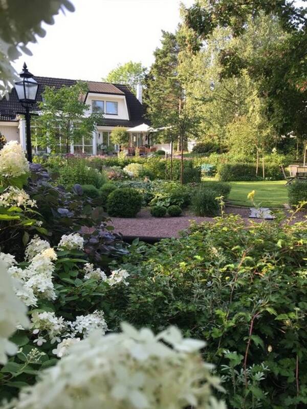 Hus - Villa i Österåker med stor uppvuxen träd