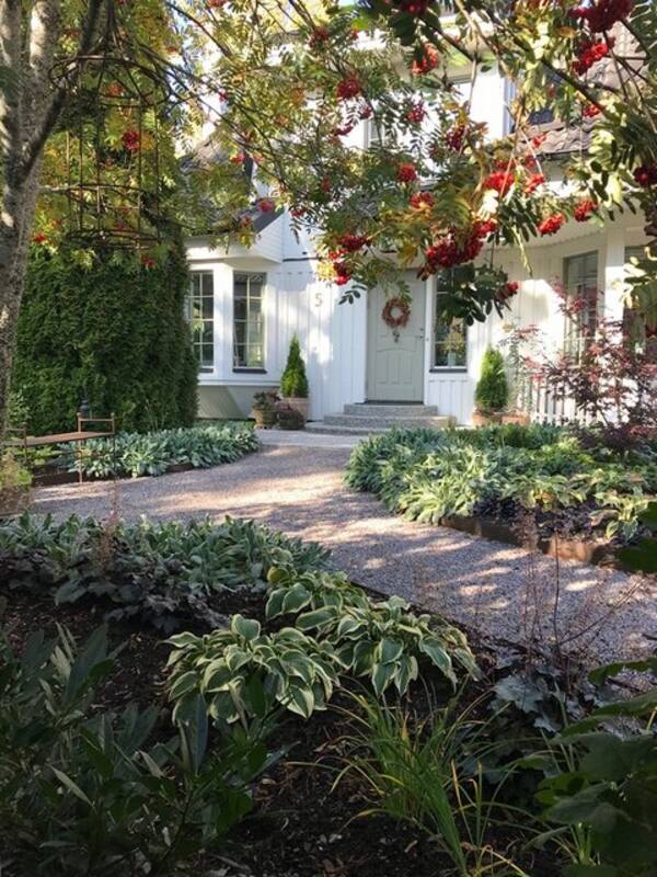 Hus - Villa i Österåker med stor uppvuxen träd