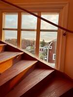 Trapphus i ett rött sekelskifteshus med