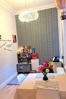 Ett rymligt Kök högt I tak .