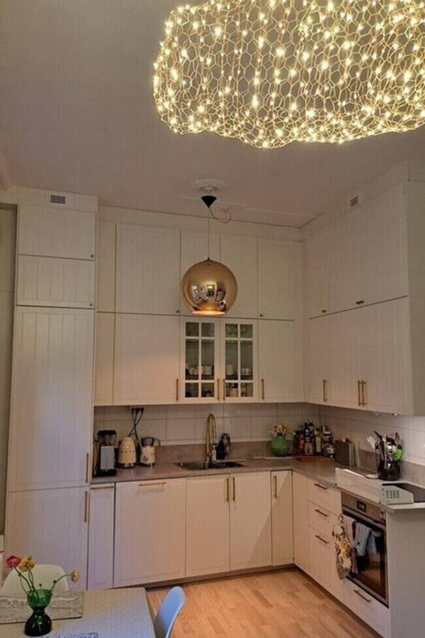 Lägenhet - Ett rymligt Kök högt I tak .