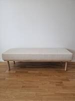 Sittbänk i ljust bouclétyg