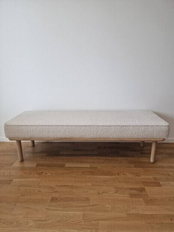 Rekvista - Sittbänk i ljust bouclétyg