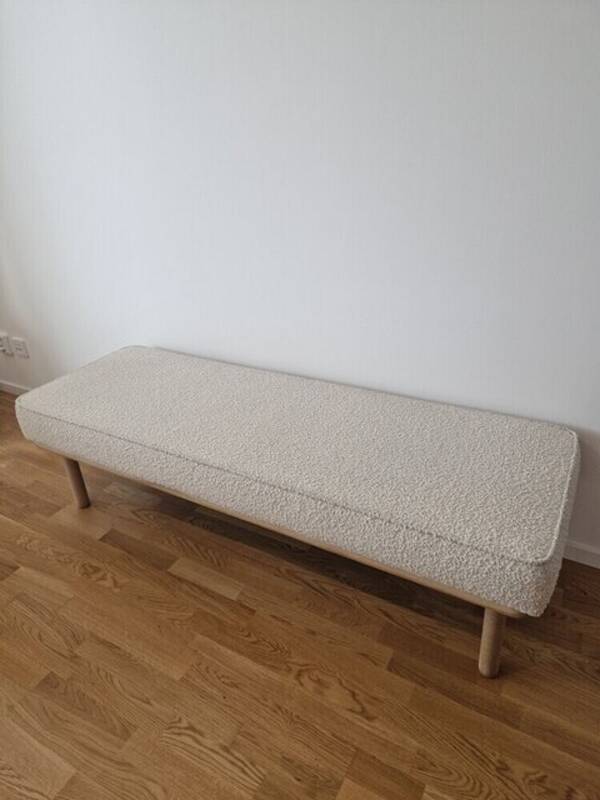 Rekvista - Sittbänk i ljust bouclétyg