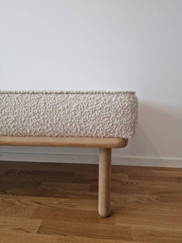 Rekvista - Sittbänk i ljust bouclétyg