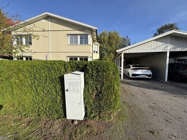 Hus - Parhus med carport, förråd & mysig liten