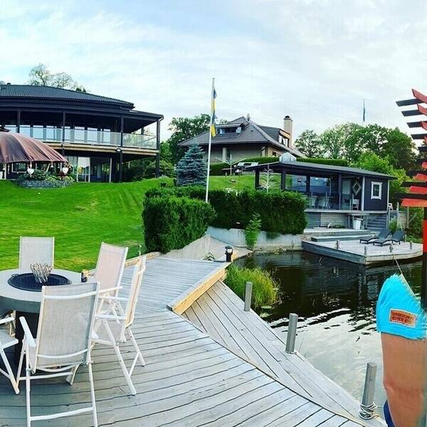 Rekvista - Sjötomt med stort hus 15 min från city