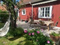 Rött hus med vita knutar