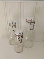 Gammal mjölk kannor glas