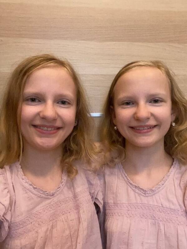 Övrigt - Enäggstvillingarna Isabella och Sophia