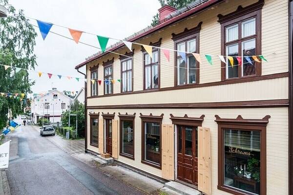 Hus - Villa med butik, gård och timmerhus