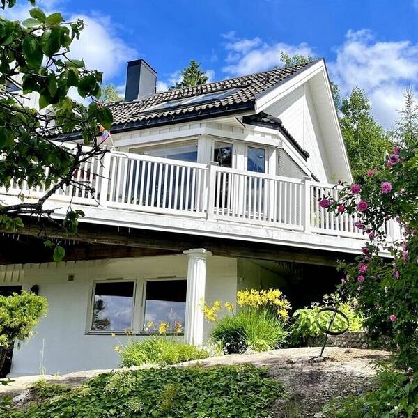 Hus - Høyt under tak, stue og kjøkken. Med Lof
