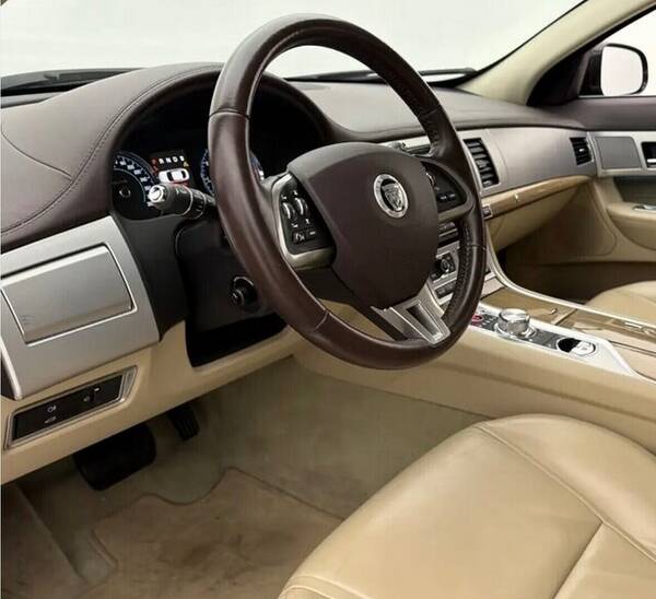 Fordon - Jaguar XF 3 V6, färg kastanj