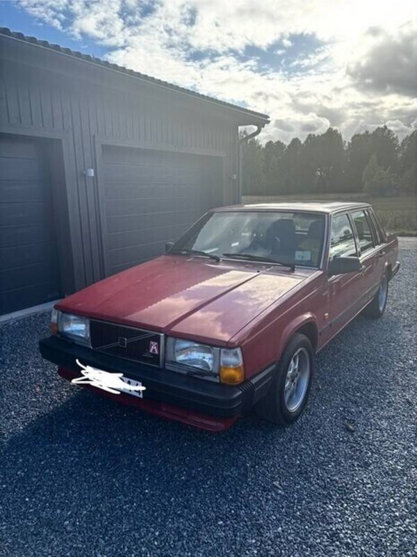 Fordon - Röd Volvo 740