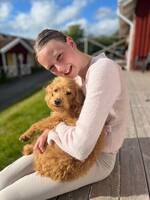Det är en Labradoodle som heter Zelda