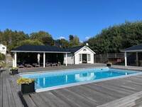 Sommarhus med pool och sjötomt i söderlä