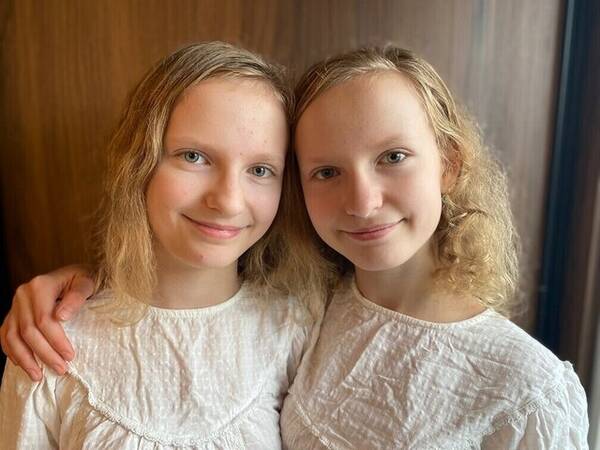 Övrigt - Enäggstvillingarna Isabella och Sophia
